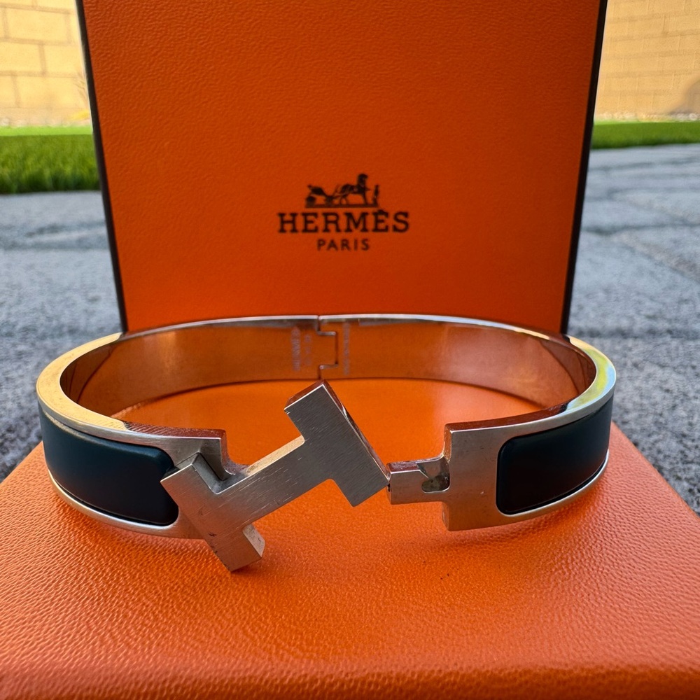 Hermès : Matte Enamel Narrow Clic Clac HH Bracelet GM Ultramarine H